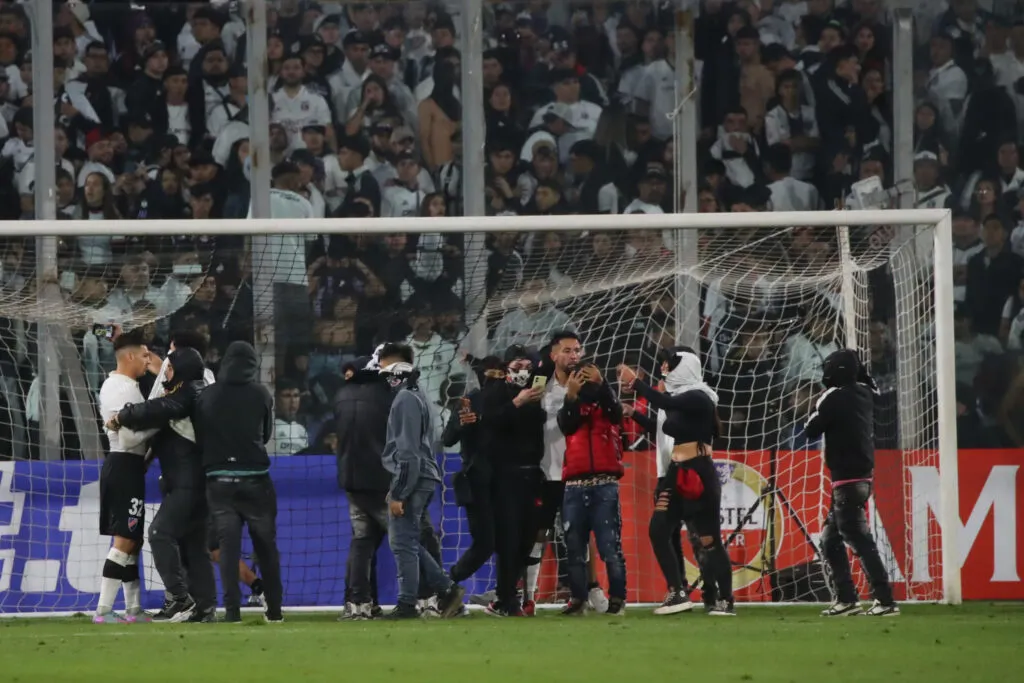 Desde el sector Arica invadieron la cancha del Estadio Monumental. conmebol enviará castigo a colo colo