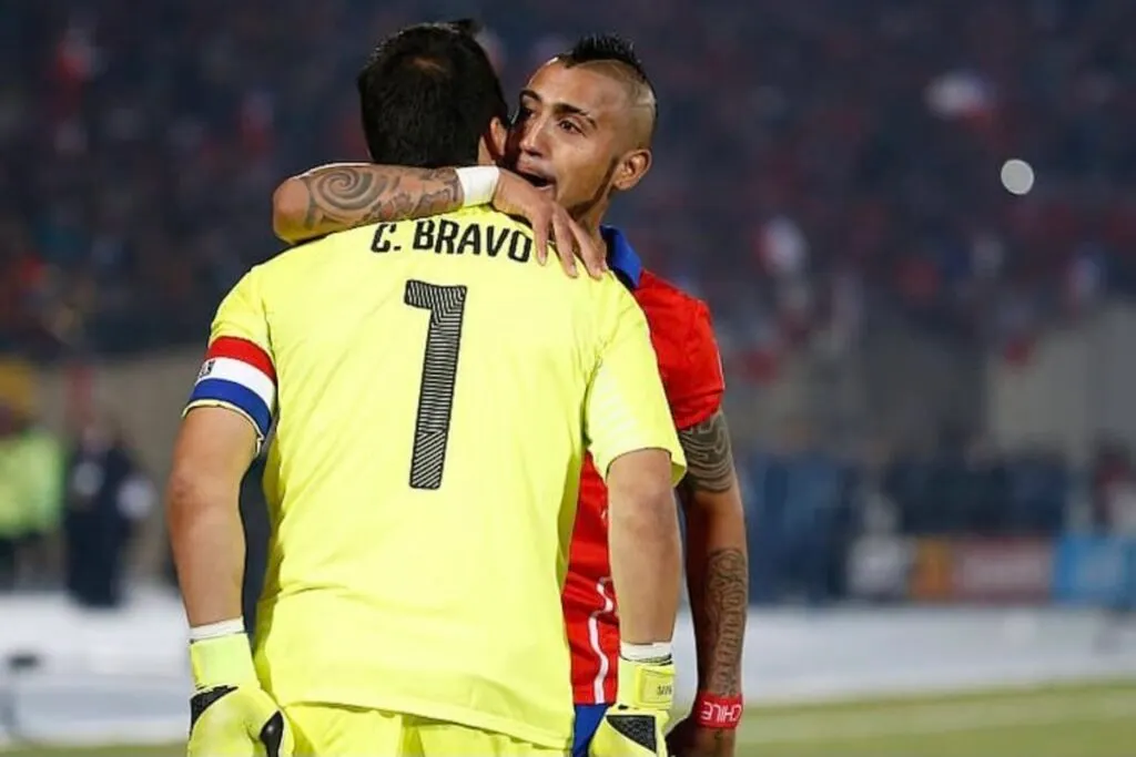 Claudio Bravo abrazado con Arturo Vidal.