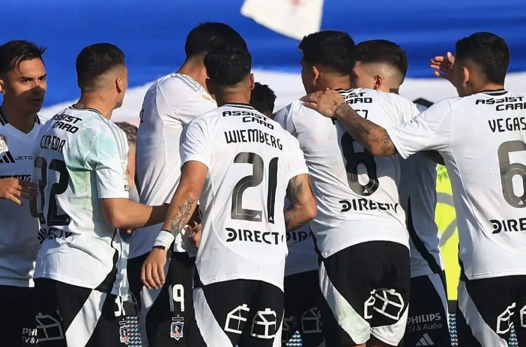 Colo-Colo utilizó dos nuevas camisetas en el Superclásico.