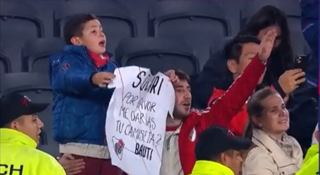 Pequeño hincha pidiendo la camiseta a Pablo Solari.
