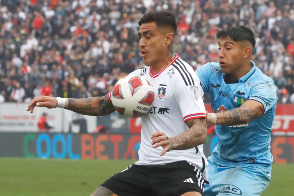 Darío Lezcano aguantando una pelota en el partido de Colo-Colo vs O'higgins de Rancagua.