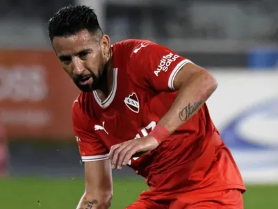 Contra el reloj: Independiente le da un ultimátum a Mauricio Isla y Colo-Colo