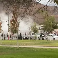 [Video] Fanáticos de Colo Colo llegan en masa para alentar al equipo ante Unión La Calera pese a no poder ingresar al estadio