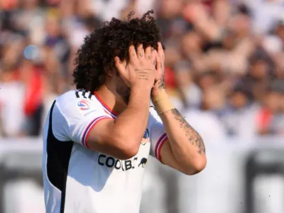 Ex Colo-Colo sin piedad con Maxi Falcón: Lo tildó de payaso tras su expulsión y destrozó al equipo
