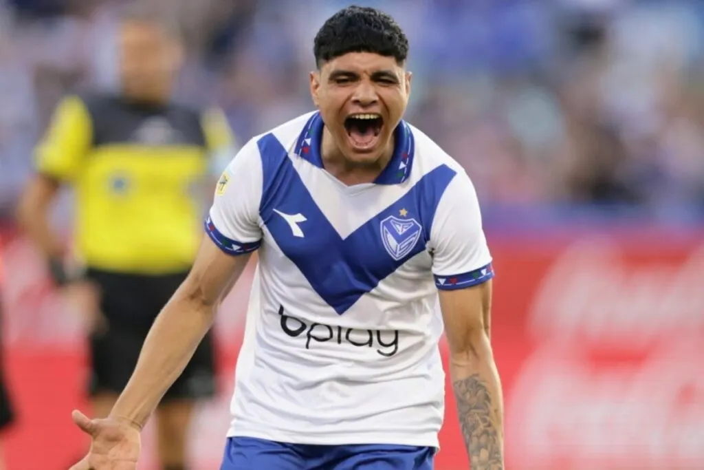 Claudio Aquino celebrando un gol con Vélez Sarsfield.