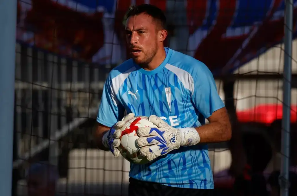 Sebastián Pérez será baja en Universidad Católica por un par de semanas.