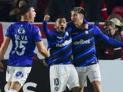[VIDEO]: El agónico gol de ex jugador de Colo-Colo que le dio un histórico triunfo a Huachipato en Argentina