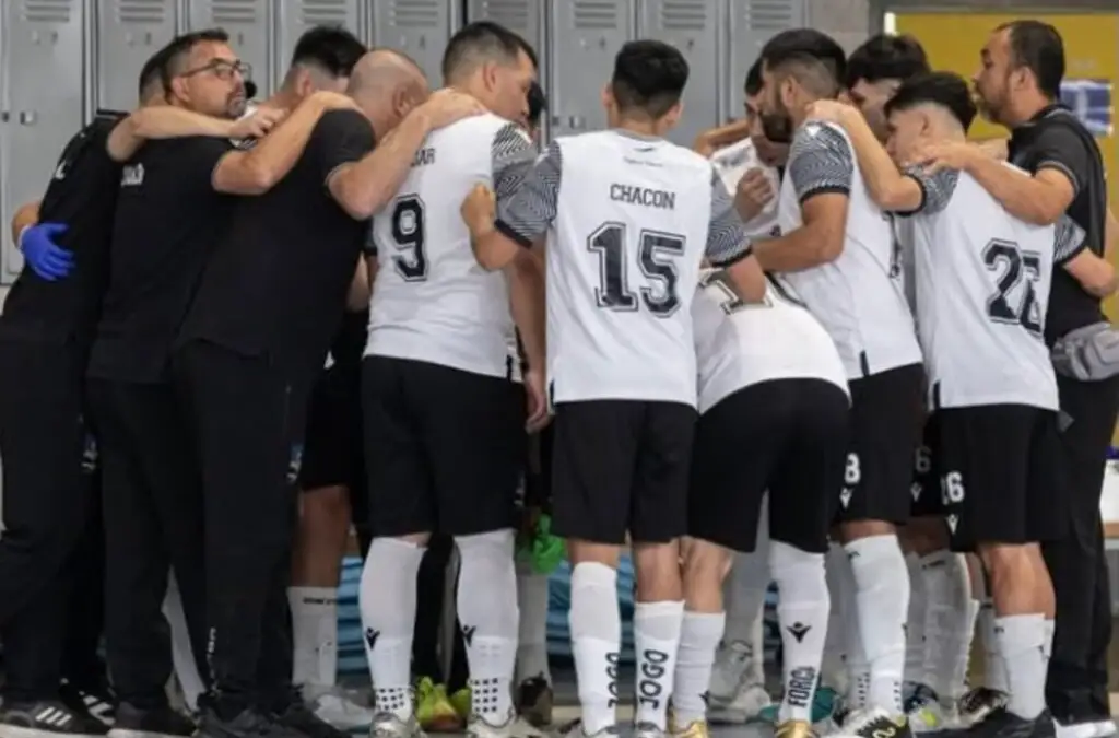El plantel de Colo-Colo de fútbol sala celebrando una de las anotaciones al cuadro Pirata.