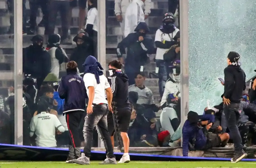 Conmebol entregó dura sanción a Colo-Colo por incidentes de sus hinchas en el Estadio Monumental.