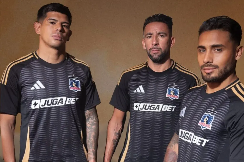 Esteban Pavez, Mauricio Isla y Marcos Bolados con la camiseta negra de Colo-Colo.