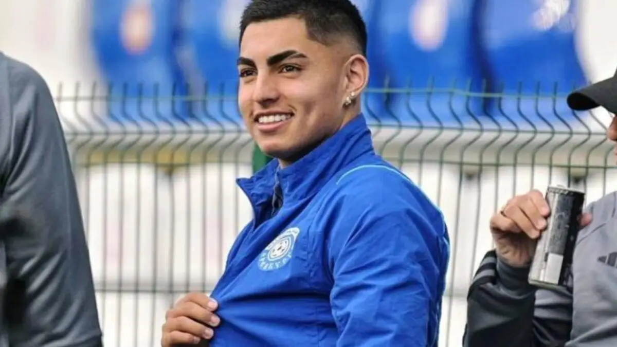Jordhy Thompson con indumentaria de Orenburg.