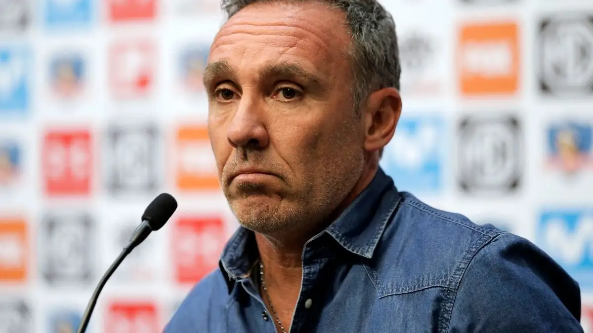 Marcelo Espina se defiende ante la salida Felipe Loyola.