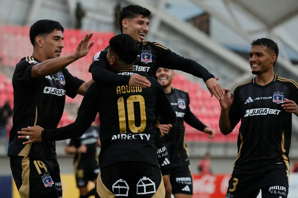 Jugadores de Colo-Colo celebrando un gol.