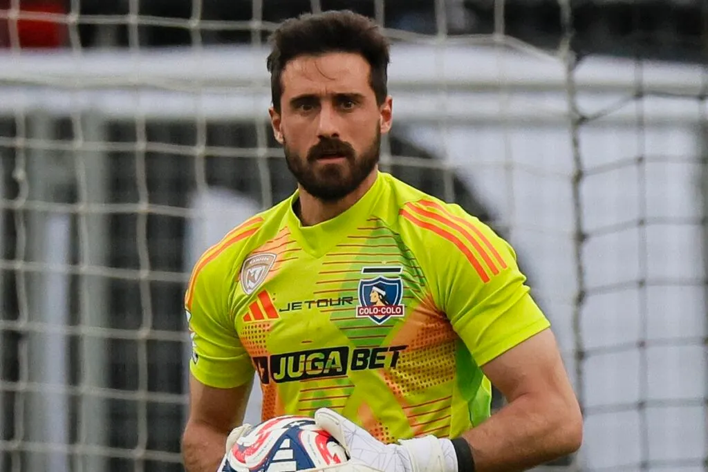 Fernando de Paul defendiendo a Colo-Colo ante Real Valladolid.