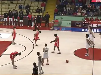 [VIDEO] Equipo de Colo-Colo básquetbol realizó emotivo homenaje a hinchas fallecidos