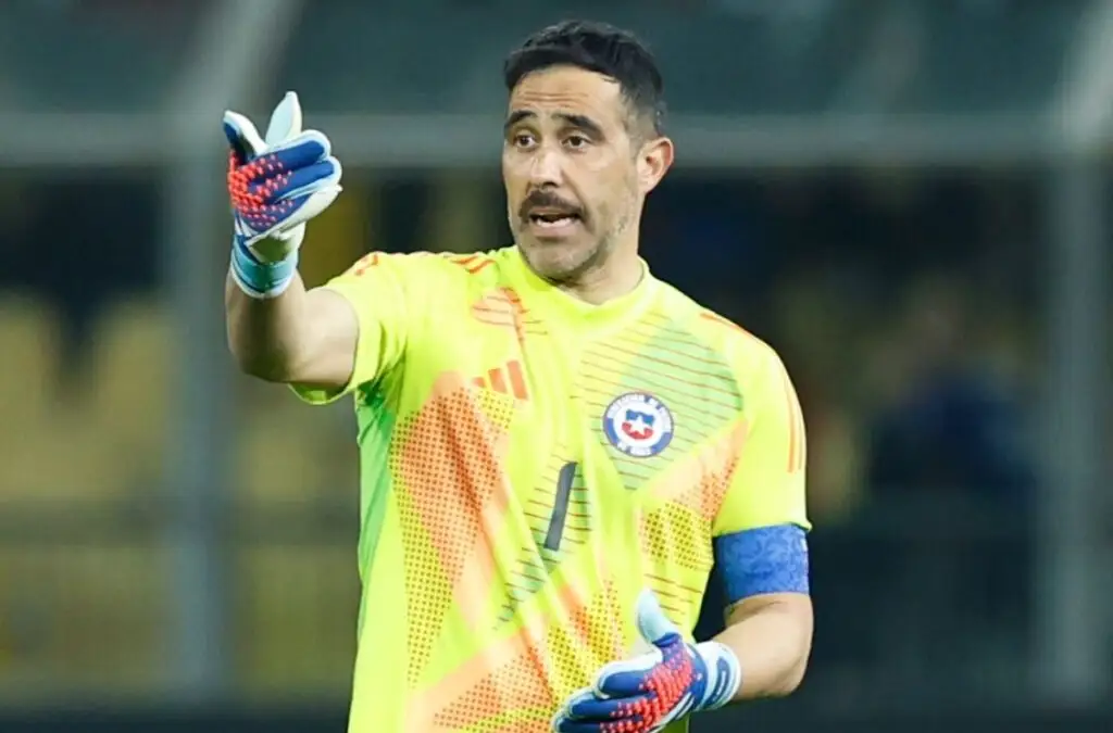 Claudio Bravo pasó a ser la primera prioridad de Blanco y Negro como refuerzo para 2025.