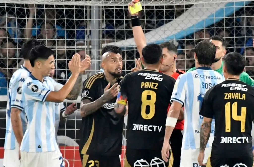 Conmebol abrió expediente contra Colo-Colo tras el duelo frente Racing Club.
