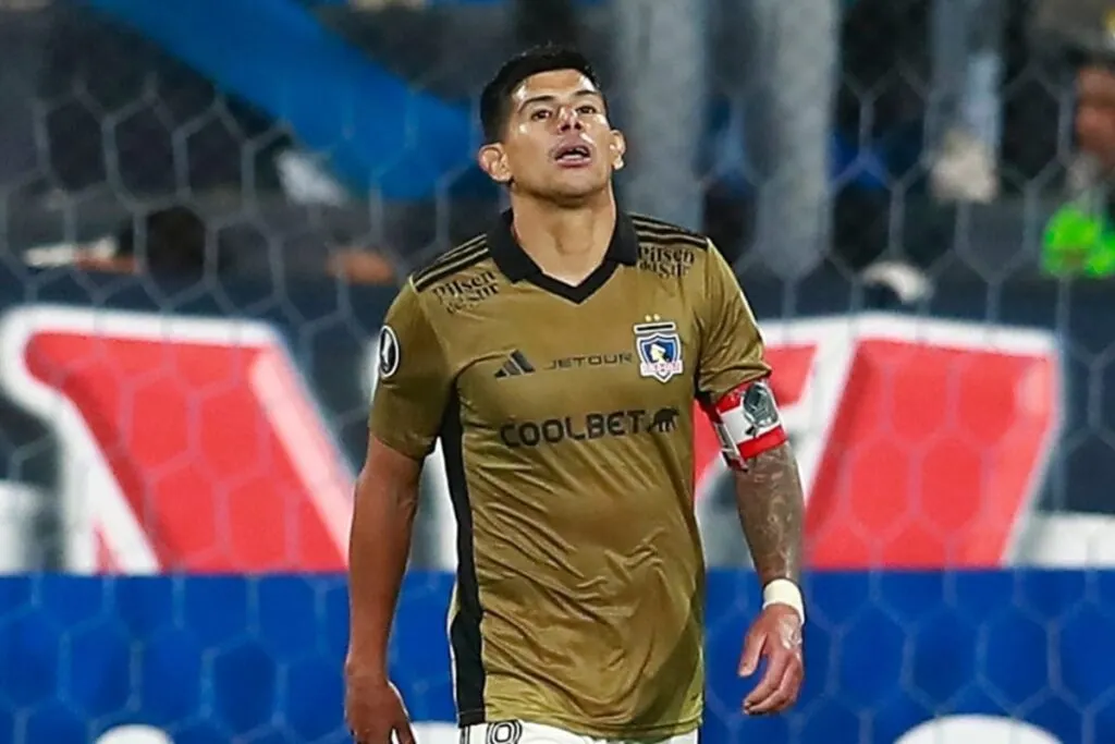Primer plano a Esteban Pavez con camiseta de Colo-Colo