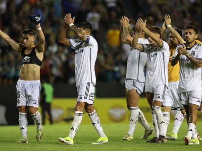 Hinchas destrozan a jugador de Colo-Colo tras empate en Paraguay: «No lo bancaré más»