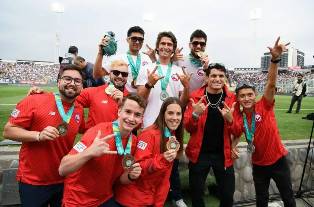 Clemente Seguel y los deportistas colocolinos que consiguieron medallas en Santiago 2023.