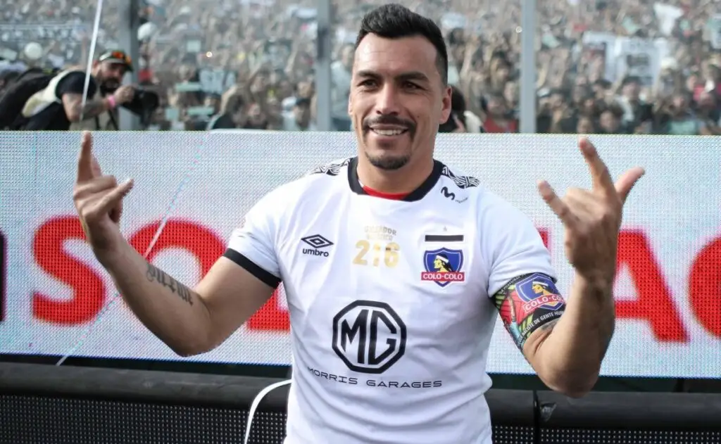 Esteban Paredes regresó al fútbol profesional.