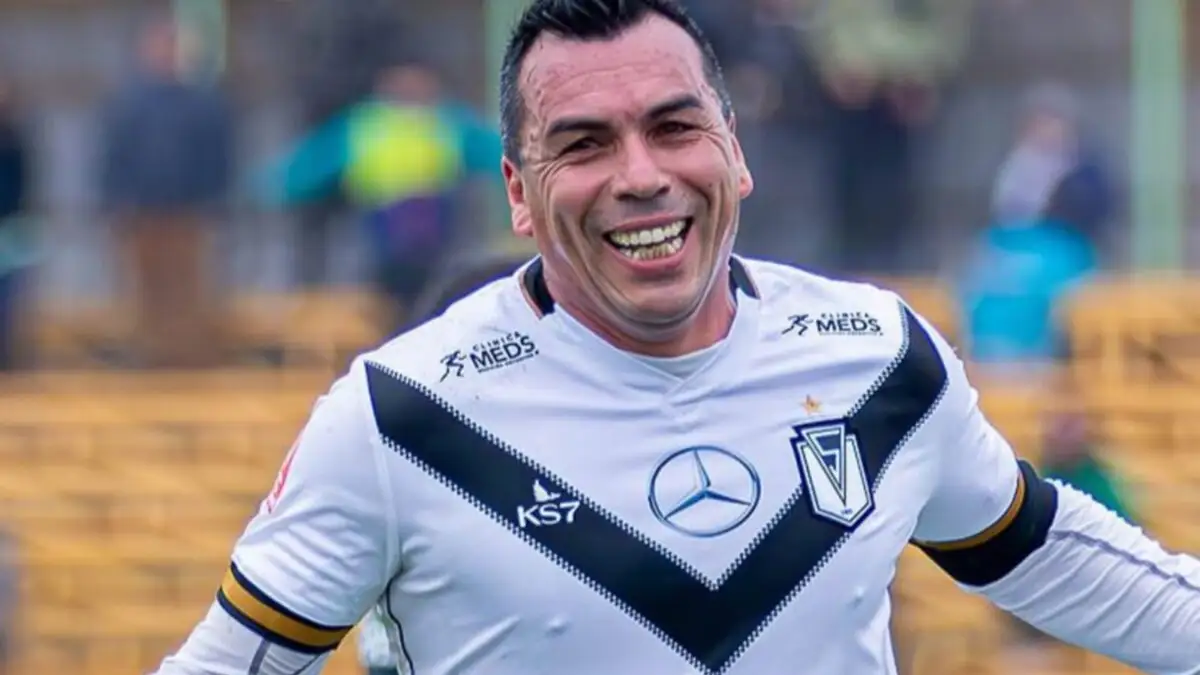 A sus 44 años, Paredes sigue rompiendo redes en la Primera B.