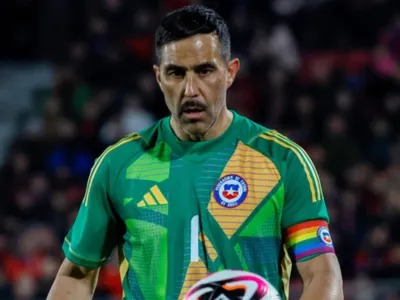 Claudio Bravo estalla contra medio partidario de Colo-Colo tras ser vinculado a la UC