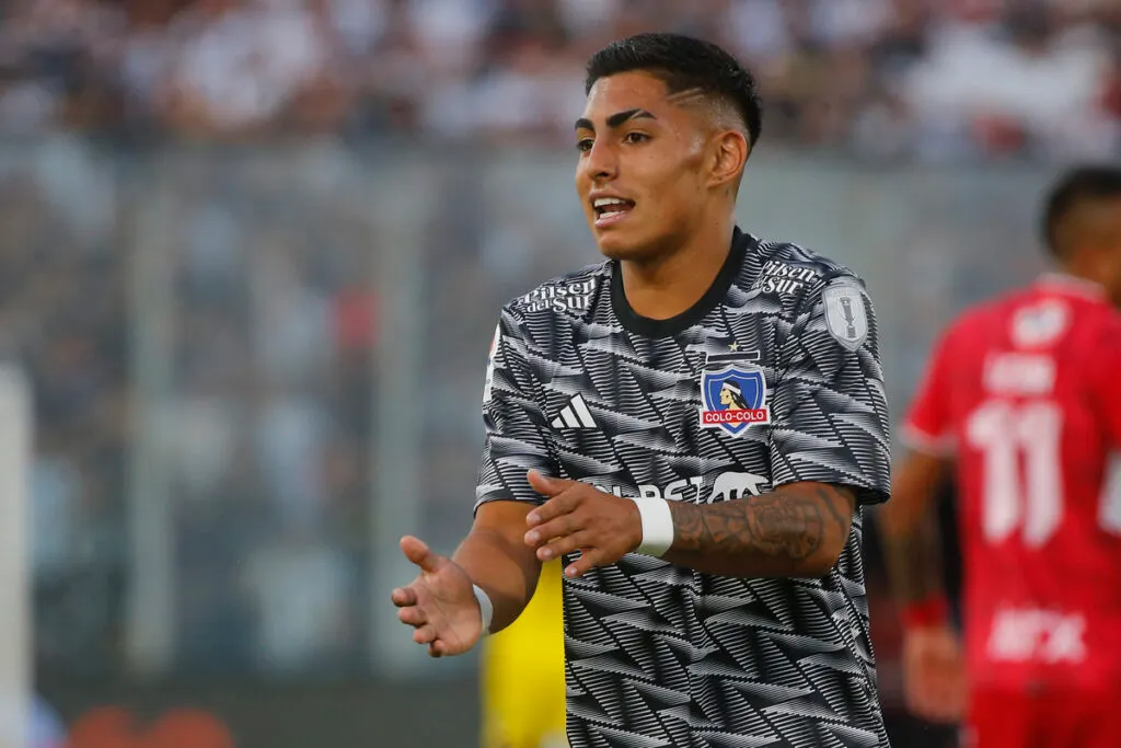 Jordhy Thompson jugando por Colo Colo este 2023