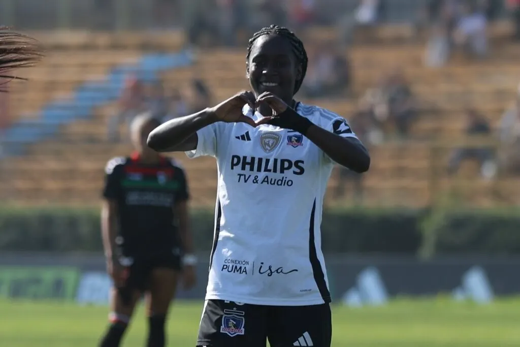 Mary Valencia festeja su doblete ante Palestino.