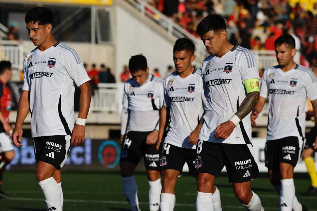 Los jugadores de Colo-Colo saliendo del terreno de juego.