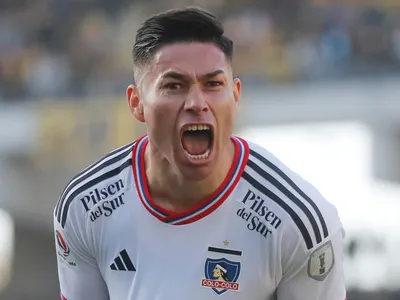 ¿Habrán conversado de Colo-Colo? El tremendo gesto de Paolo Guerrero con Óscar Opazo tras caída de Perú ante Chile
