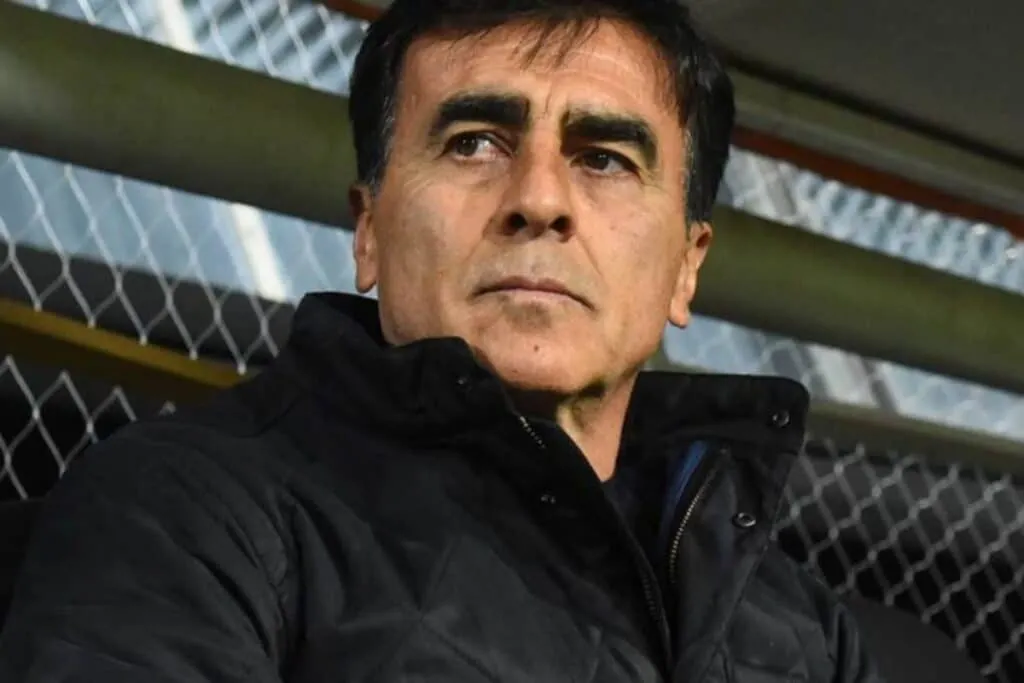 Primer plano de Gustavo Quinteros con chaqueta
