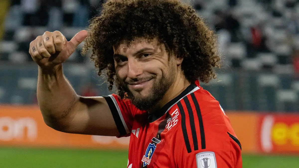 Maximiliano Falcón con la camiseta de Colo-Colo.