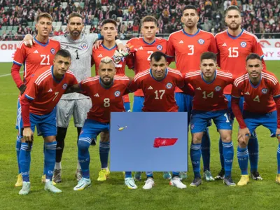 [VIDEO] Sorpresa causó el traslado de una camiseta gigante de Chile volando por Santiago en la previa del partido con Paraguay