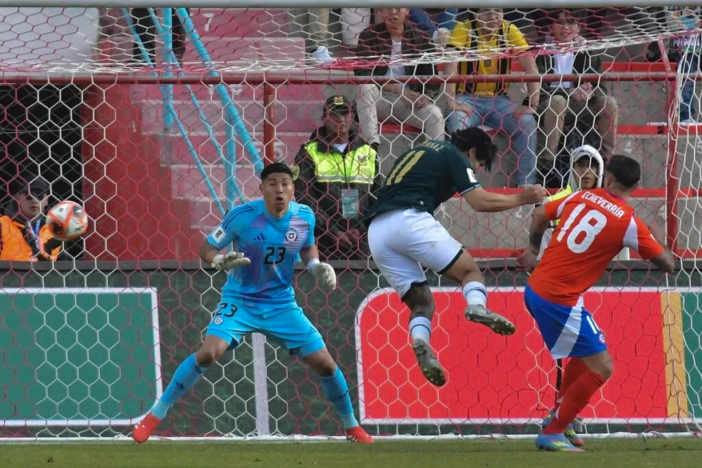 Cortés defendiendo a La Roja.