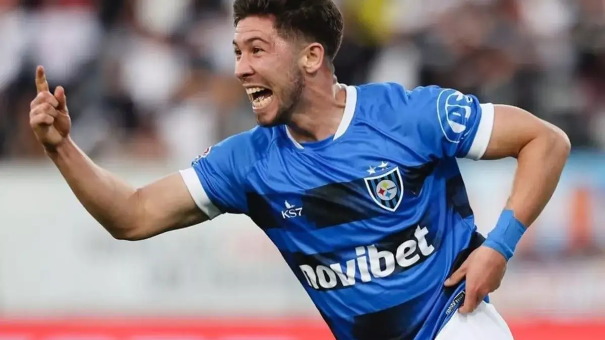 Felipe Loyola celebrando un gol con Huachipato.