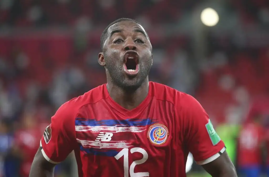 Joel Campbell disputando un partido por la selección de Costa Rica.