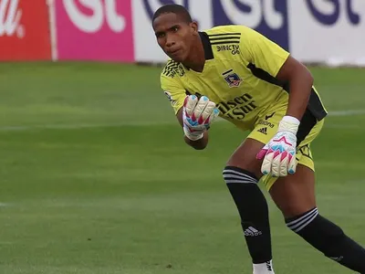 Omar Carabalí enrostra triunfo a hincha azul que lo había criticado por Twitter