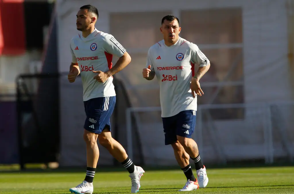 Gabriel Suazo y Gary Medel son algunos de los invitados por Esteban Paredes para su despedida.