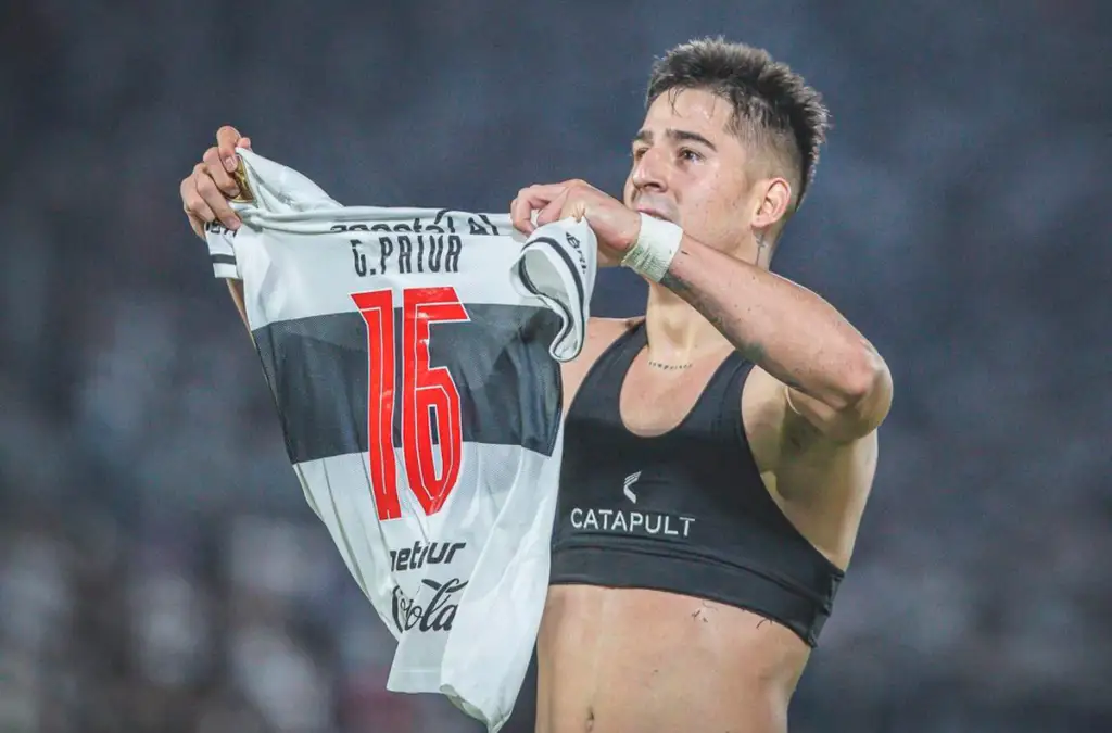 Guillermo Paiva celebrando un gol con Olimpia.