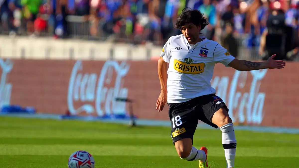 Lucas Wilches en el partido de Colo Colo y Universidad de Chile válido por el Torneo de Apertura 2010.