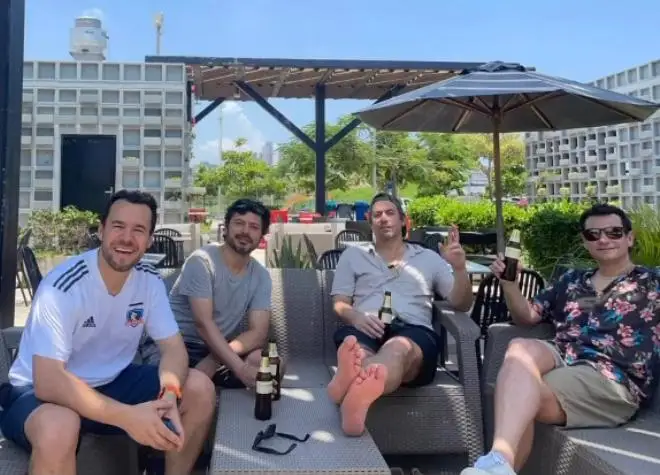 Eduardo de la Iglesia (a la izquierda) junto a amigos en Colombia acompañando a Colo-Colo.