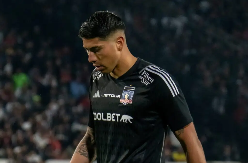 Brayan Cortés perdería la titularidad en Colo-Colo tras su nueva expulsión.