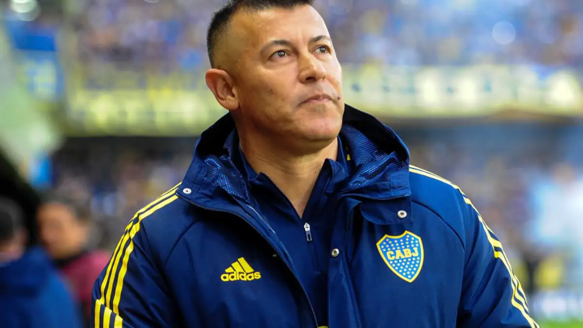 Pese a llegar a la final de la Libertadores con Boca, Almirón fue destituido por descuidar el torneo.
