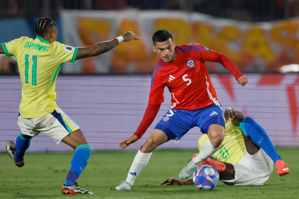 Lucas Cepeda en la Selección Chilena durante el partido frente a Brasil.