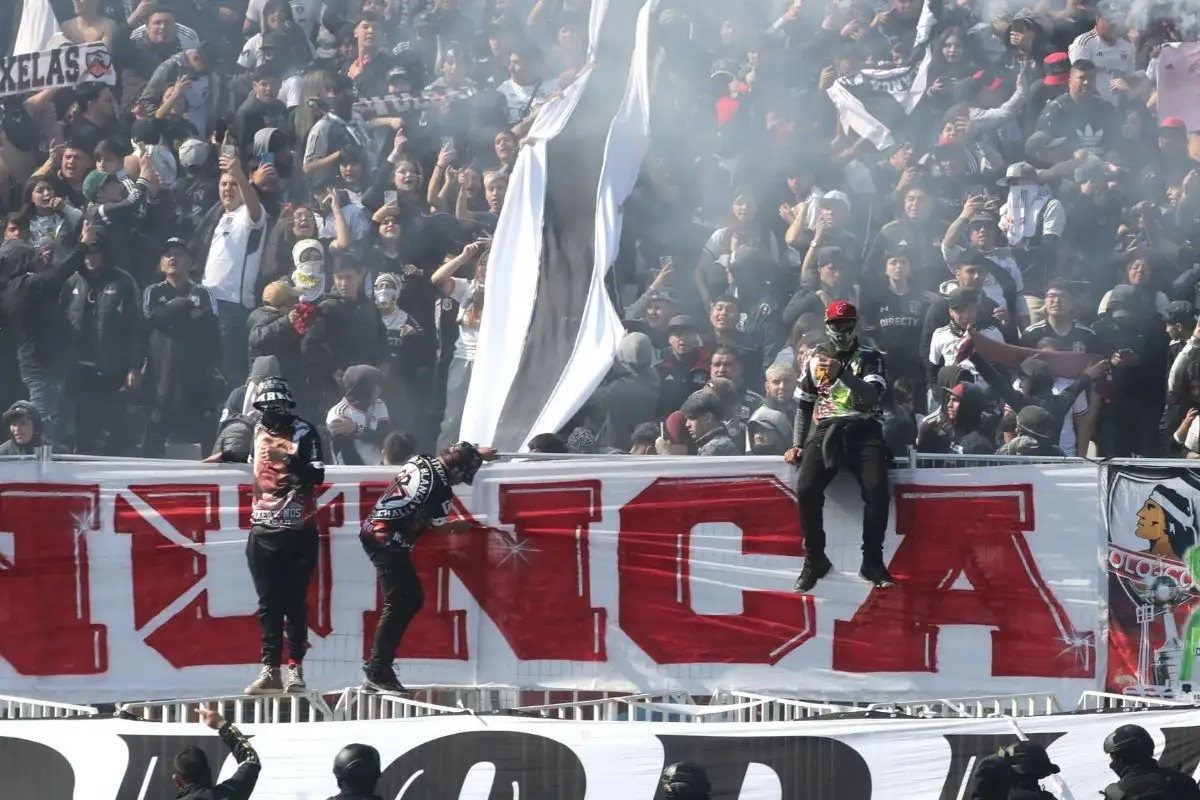 Hinchas de Colo-Colo realizan caravana al Estadio Monumental.