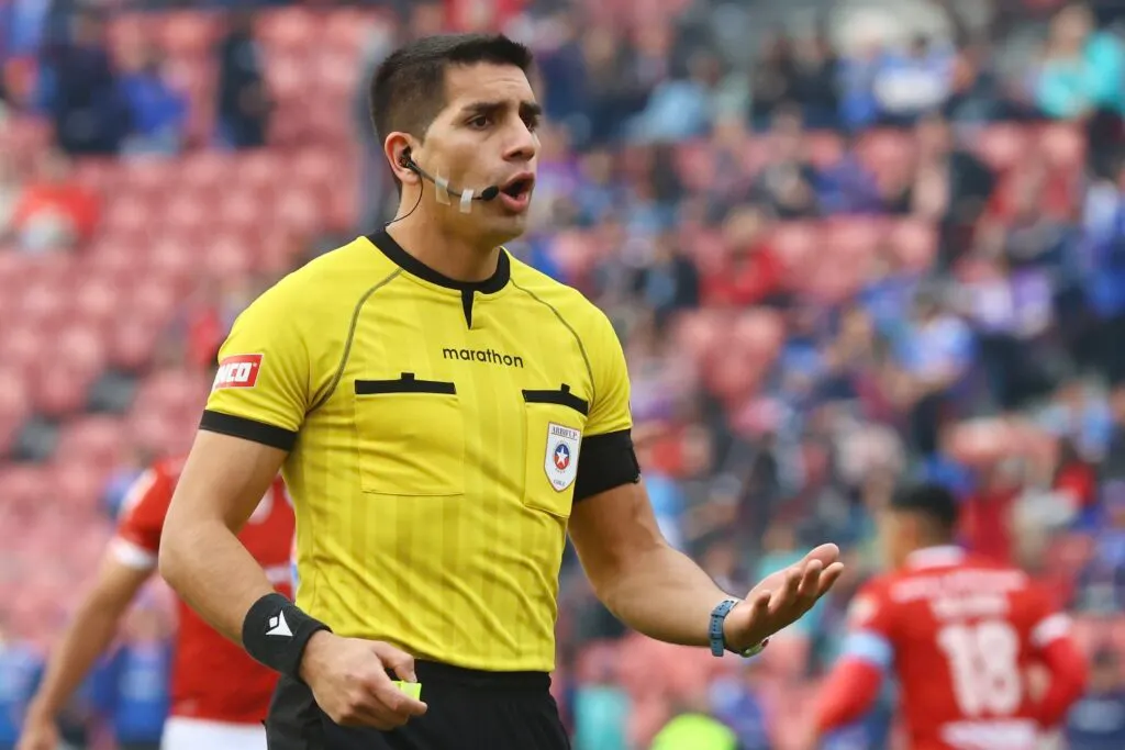 Árbitro Riquelme será el encargado del clásico entre Colo-Colo y la UC.