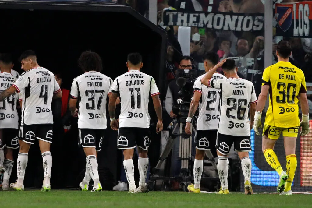 Jugadores de Colo-Colo saliendo de la cancha.
