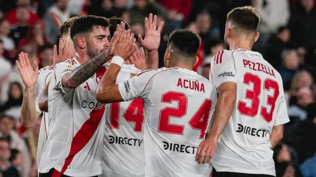 Jugadores de River Plate celebrando un gol.