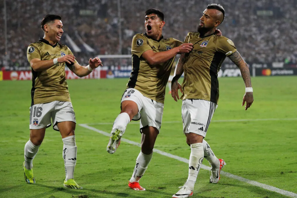 Jugadores de Colo-Colo celebrando un gol.